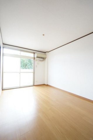 居室・リビング　明るい色調の室内です