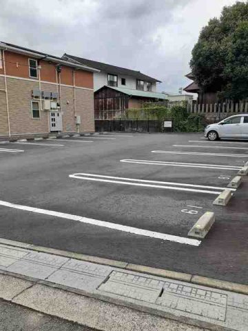 駐車場　駐車場があるので、車を買う予定の方も安心です