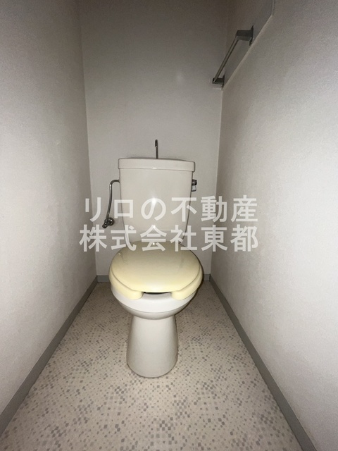 トイレ　白基調で清潔感のあるトイレです♪