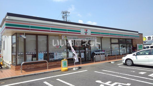 コンビニ　セブンイレブン 鈴鹿岡田1丁目店（コンビニ）まで568m