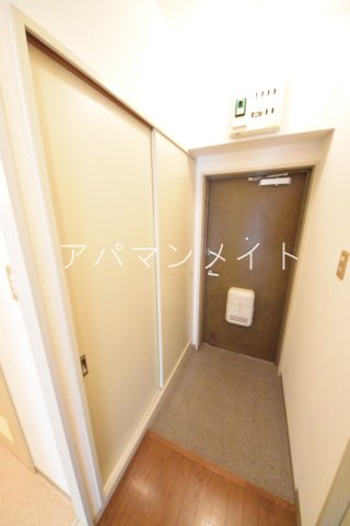 玄関　大きいシューズボックスのある玄関です