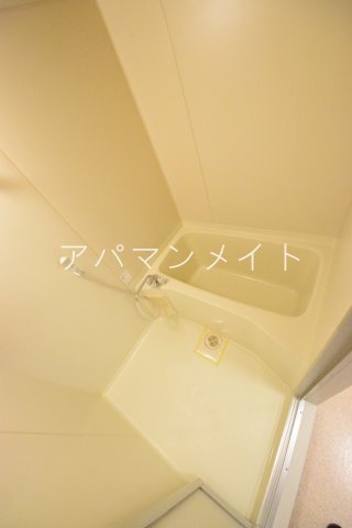バス・シャワールーム　シンプルなデザインのお風呂です