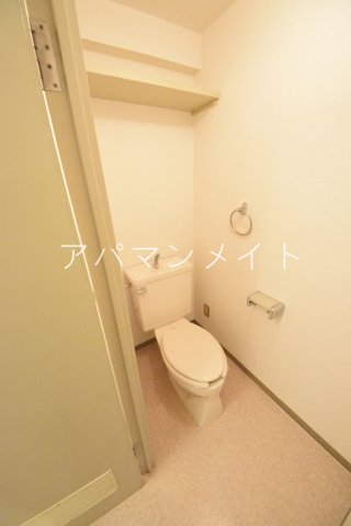 トイレ　トイレ上部に棚があります