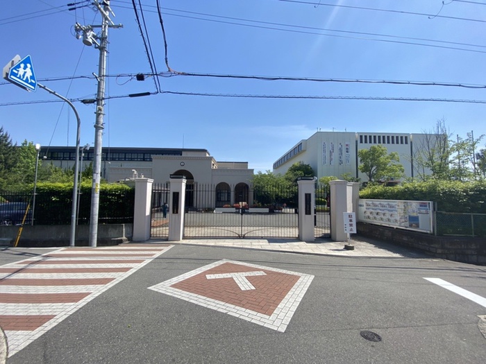 小学校　香里ヌヴェール学院（小学校）まで555m