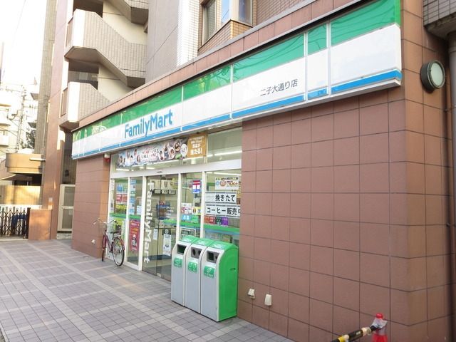コンビニ　ファミリーマート（コンビニ）まで150m