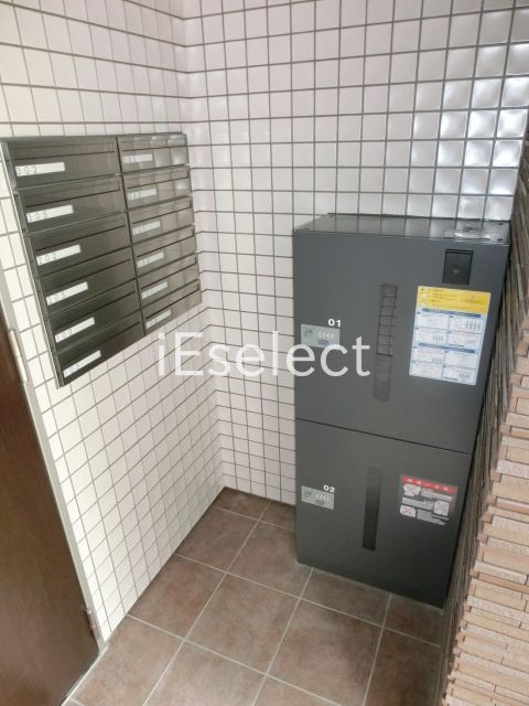 エントランス　宅配ボックス付きでネットショッピングが多い方も便利