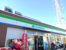コンビニ　ファミリーマート（コンビニ）まで750m