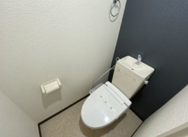 トイレ　落ち着いた色調のトイレです