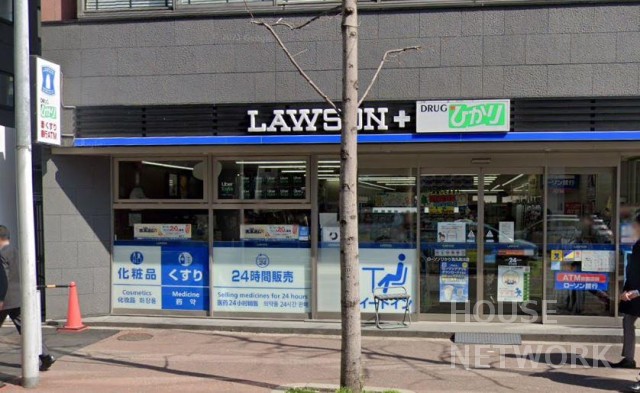 ドラックストア　ローソン＋ドラッグひかり烏丸高辻店（ドラッグストア）まで358m