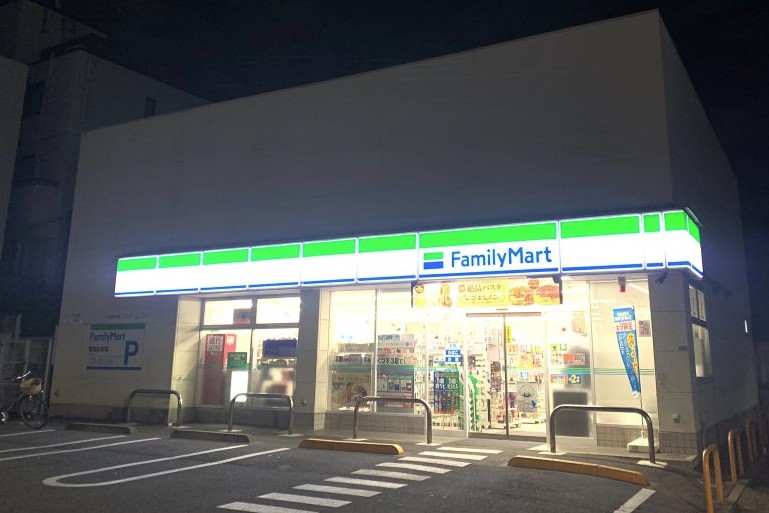 コンビニ　ファミリーマート 中野弥生町一丁目店（コンビニ）まで879m