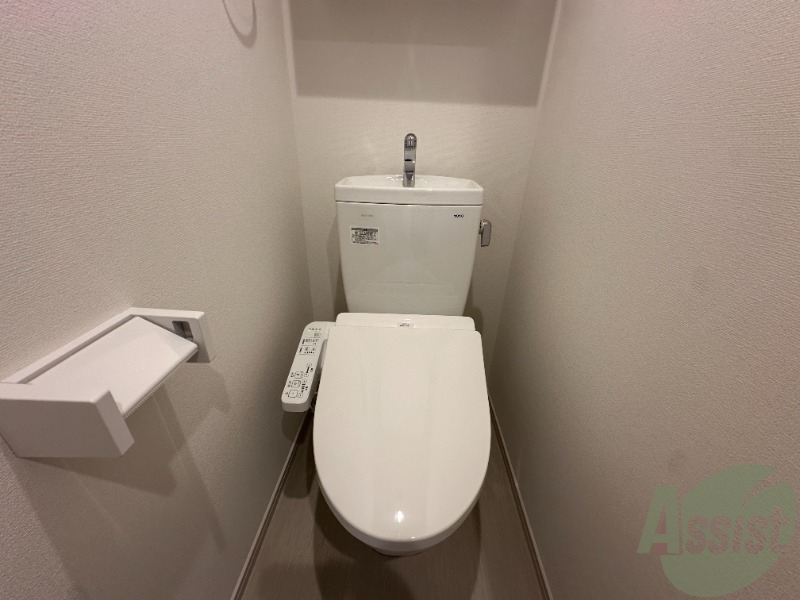 トイレ　ウォシュレット機能がついているので安心ですね。