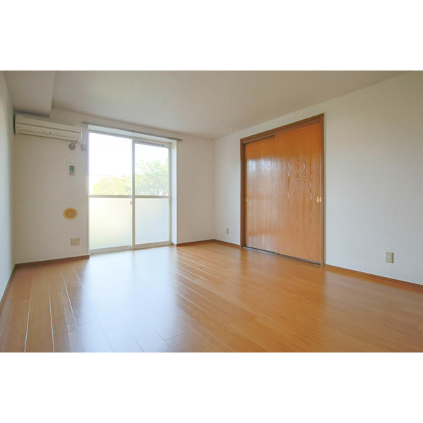 居室・リビング　同じ建物の別のお部屋