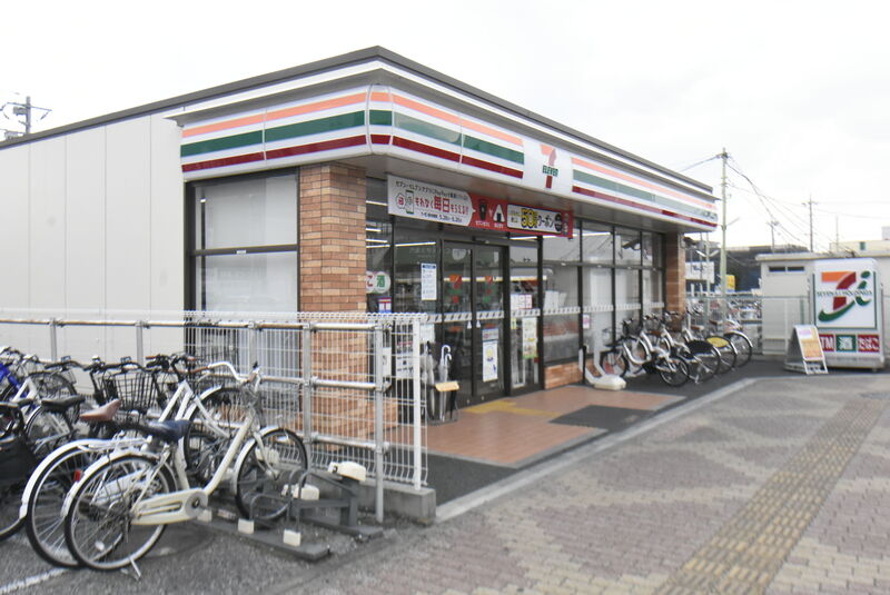 コンビニ　セブンイレブン東浦和駅前店（コンビニ）まで325m