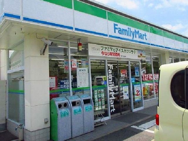 コンビニ　ファミリーマート（コンビニ）まで1300m
