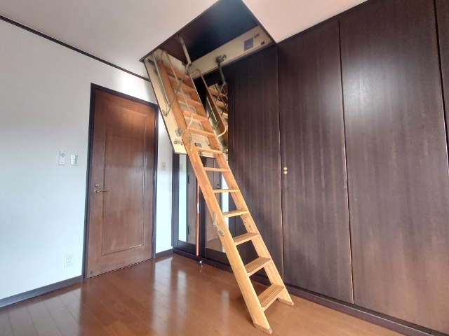 その他　１０．２帖洋室に小屋裏収納