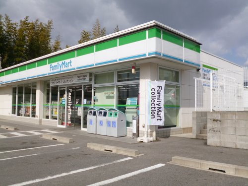 コンビニ　ファミリーマート東郷諸輪店（コンビニ）まで761m