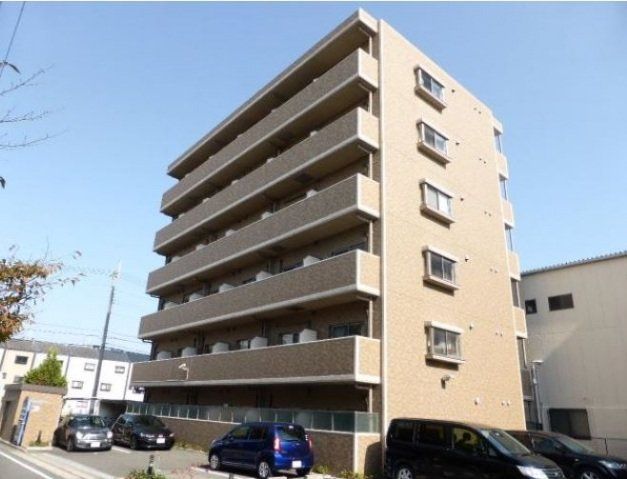 建物外観　鉄筋コンクリート造の６階建ての建物です。