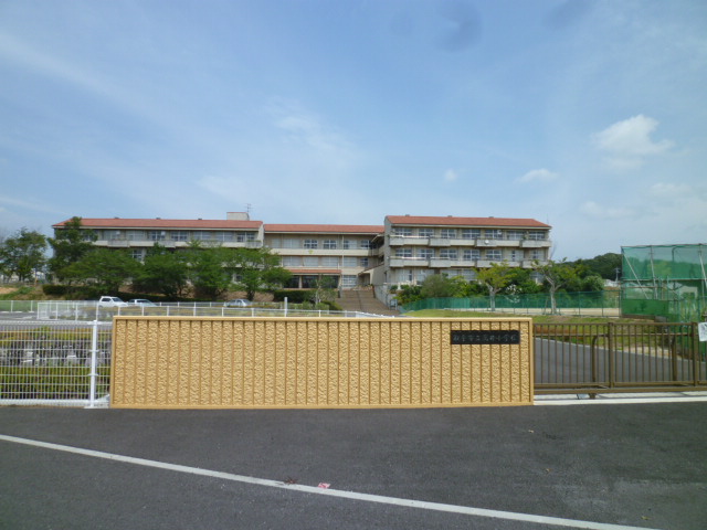 小学校　高井小学校（小学校）まで815m