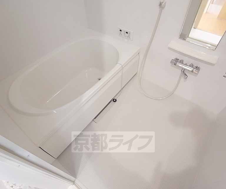 バス・シャワールーム　ゆったりサイズです。追い焚きついてます