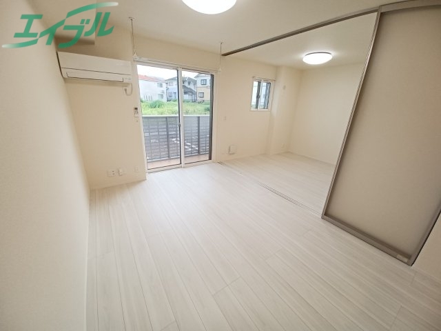 居室・リビング　同物件同型参考写真です