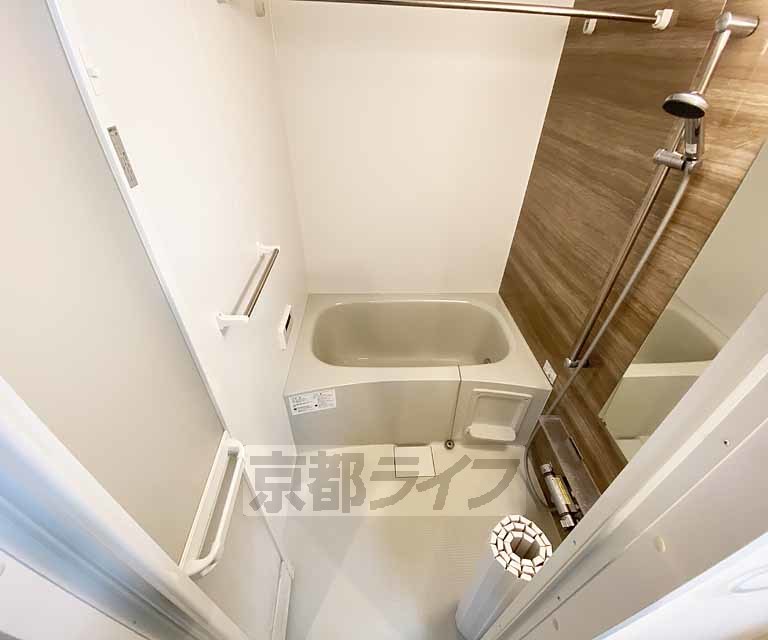 バス・シャワールーム　鏡のある便利なお風呂