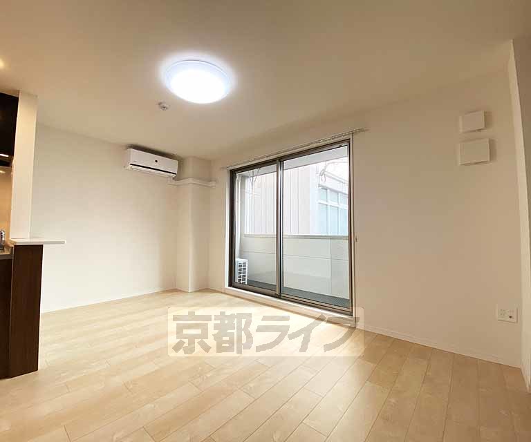 居室・リビング　白を基調としたお部屋です