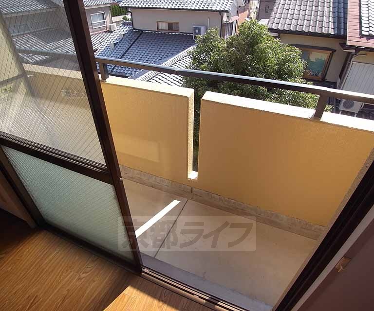 バルコニー　南向きで洗濯物も良く乾きそうですね。