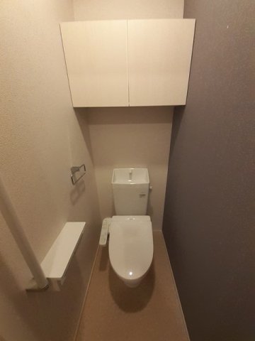 トイレ　落ち着いた色調のトイレです