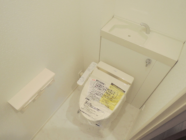 トイレ　清潔感のあるトイレ温水洗浄便座付