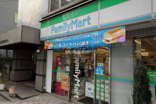 コンビニ　ファミリーマート東京医科大学前店（コンビニ）まで62m