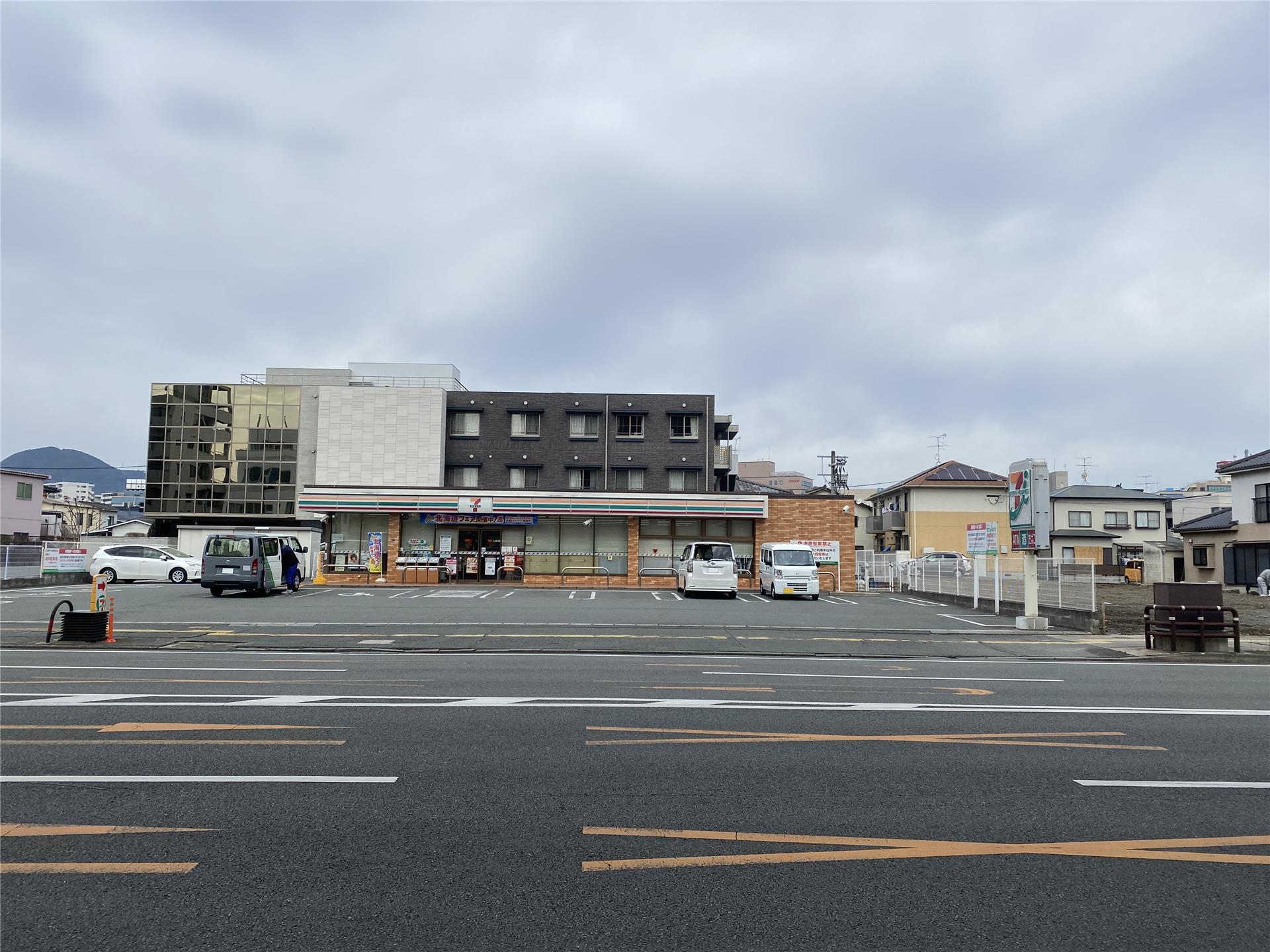 コンビニ　セブンイレブン熊本本荘5丁目店（コンビニ）まで182m