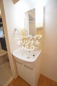 洗面設備　シャワーノズル付で身支度も、洗面台回りのお掃除もラクチン。