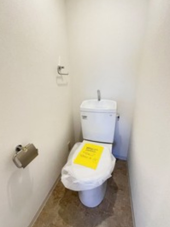 トイレ　落ち着いた色調のトイレです