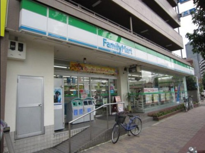 コンビニ　ファミリーマート城東鴫野西店（コンビニ）まで300m