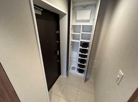 玄関　お写真は違うお部屋になります。