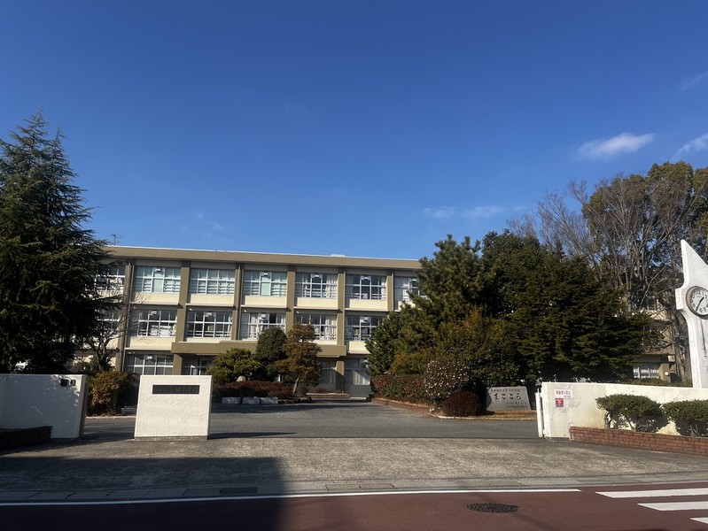 小学校　三木市立三樹小学校（小学校）まで606m