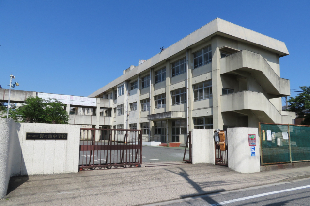 中学校　明石市立野々池中学校（中学校）まで674m
