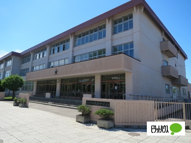 中学校　旭川市立北星中学校（中学校）まで946m