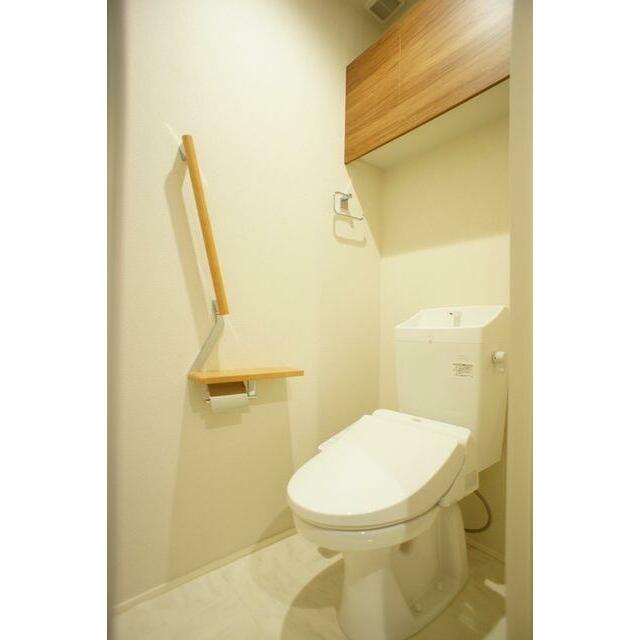 トイレ　トイレは温水洗浄便座付！　ストック品の保管に便利な上部棚が設
