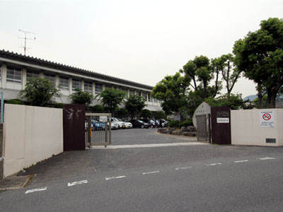 中学校　北九州市立上津役中学校（中学校）まで712m