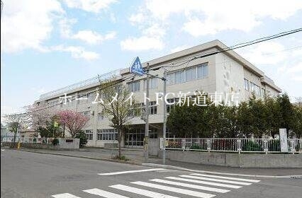 小学校　札幌市立東苗穂小学校（小学校）まで817m