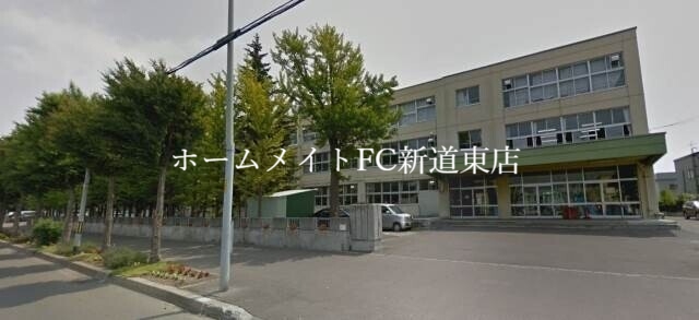 中学校　札幌市立札苗中学校（中学校）まで1517m