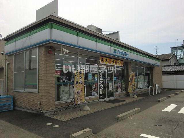 コンビニ　ファミリーマートうぬま朝日町店（コンビニ）まで437m