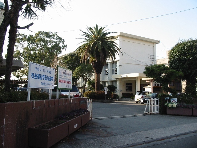 小学校　宮崎市立小戸小学校（小学校）まで472m