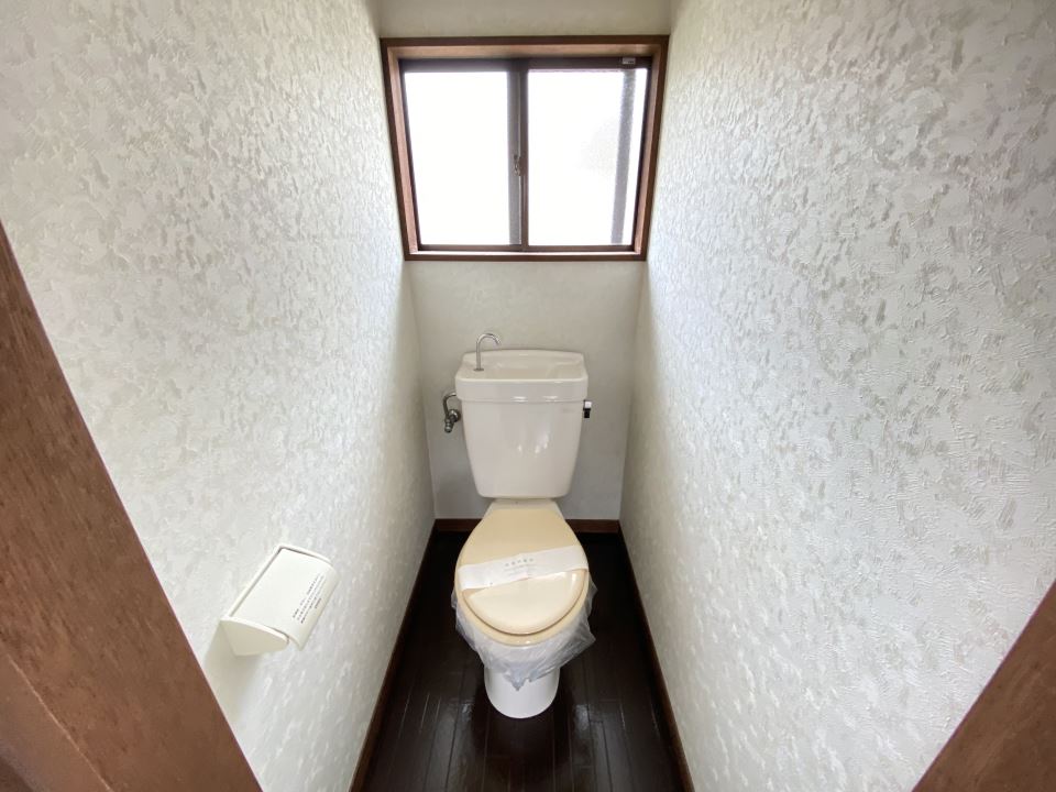 トイレ　窓付洋式トイレです