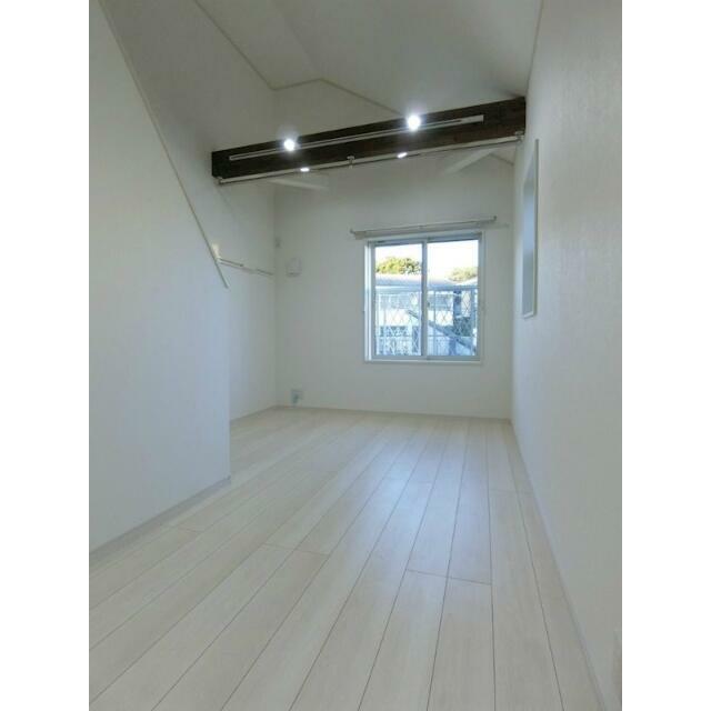 居室・リビング　白が基調の明るい室内は、梁（はり）がアクセントでお洒落です♪