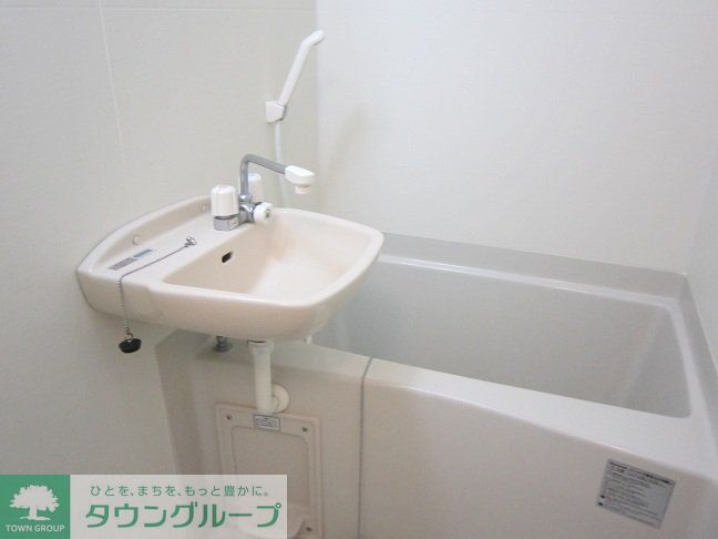 洗面設備　清潔感のあるバス