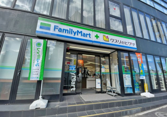 コンビニ　ファミリーマート薬ヒグチ恵比寿アメリカ橋店（コンビニ）まで464m