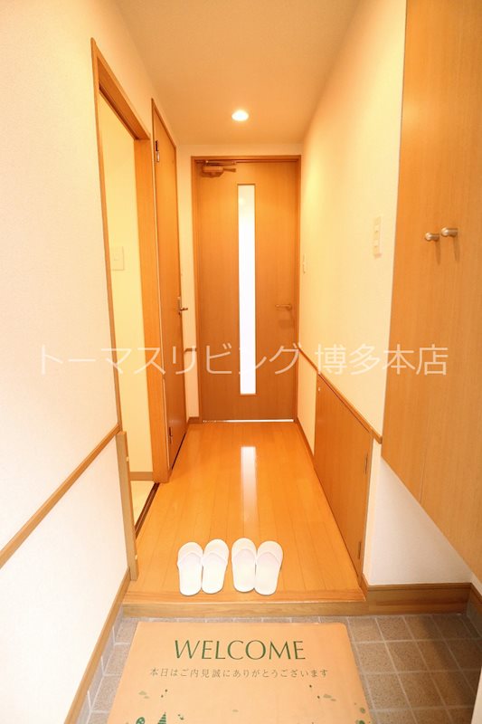 玄関　※別号室の参考写真になります。