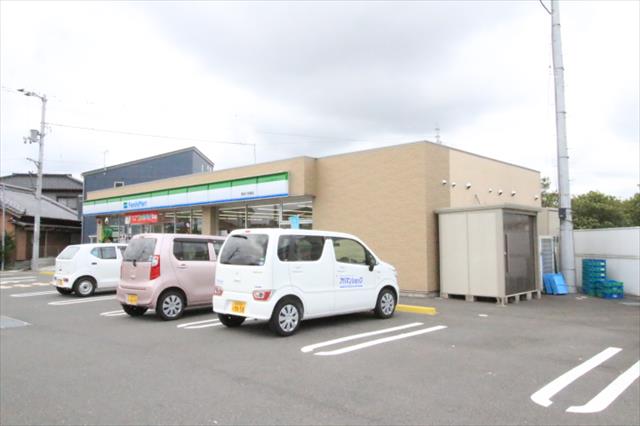 コンビニ　ファミリーマート高知介良通店（コンビニ）まで45m